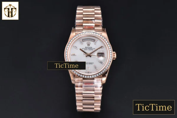 Foto frontal — DayDate 36mm GMF RG Diamond Bezel White Dial Roman Marker President Bracelet (Tungsten) A2836