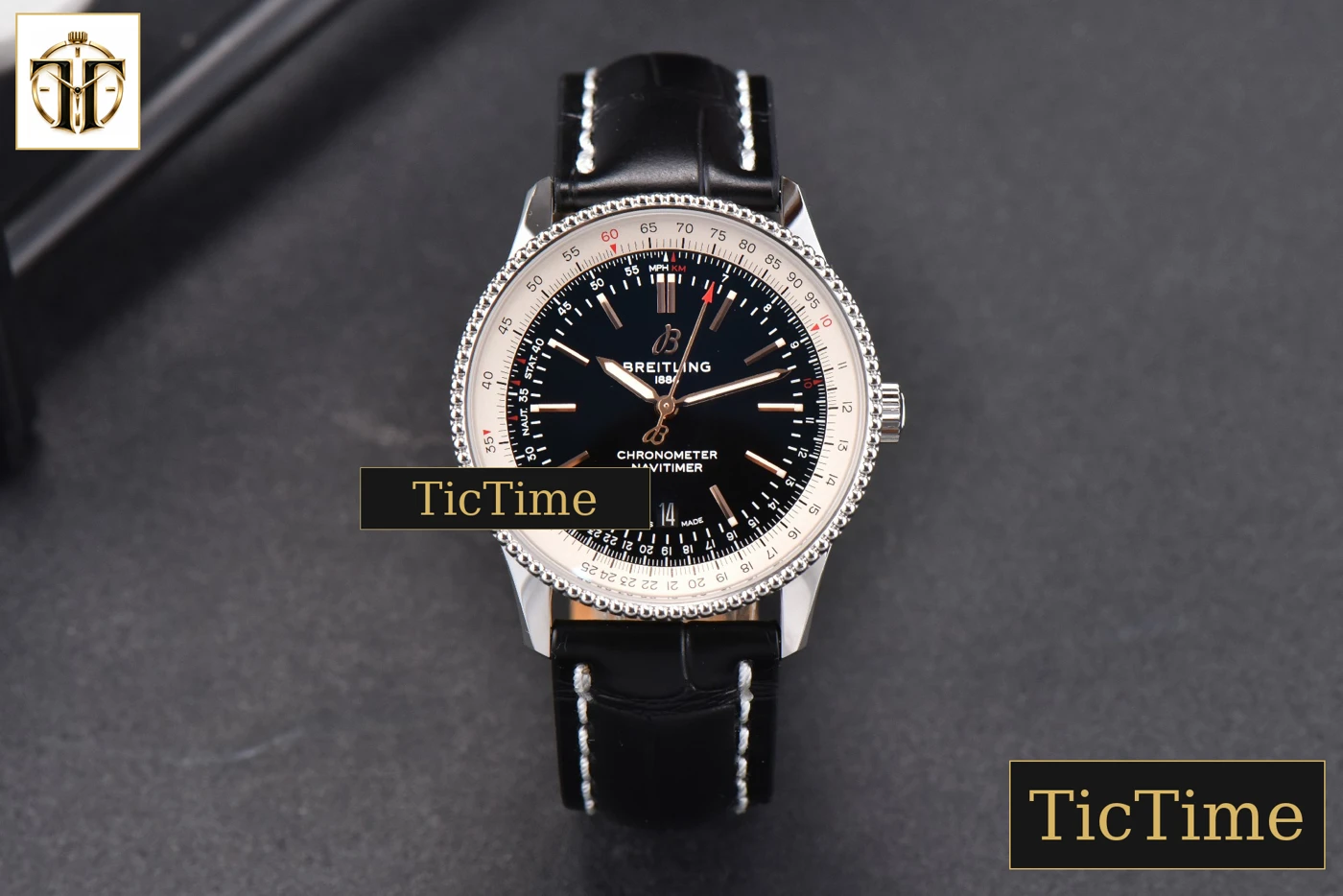 Vista frontal — Navitimer 41mm V7F Black Dial Black Leather Strap A2824