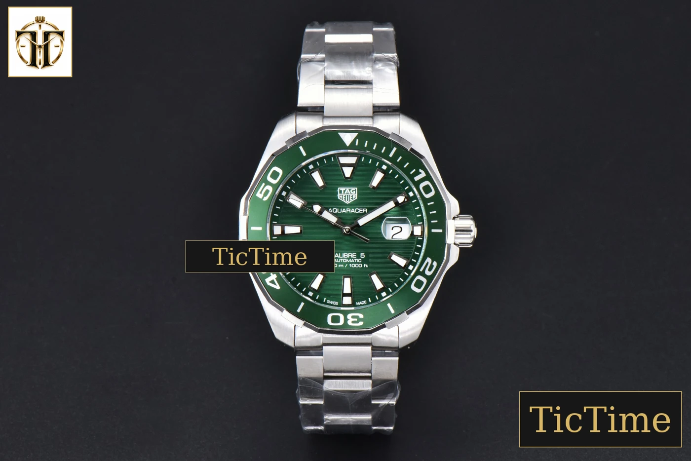 Vista frontal — Aquaracer Calibre 5 43mm OF Green Dial Green Bezel SS Bracelet Swiss SW200