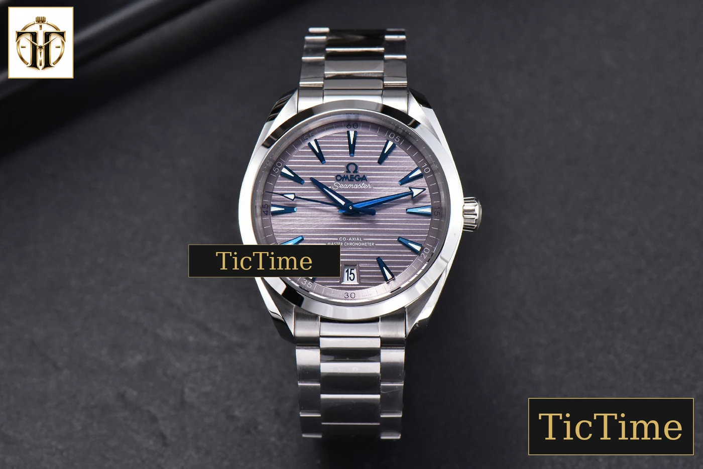 Vista frontal — Aqua Terra 150M 41mm VSF Gray Dial Blue Hand SS Bracelet A8900