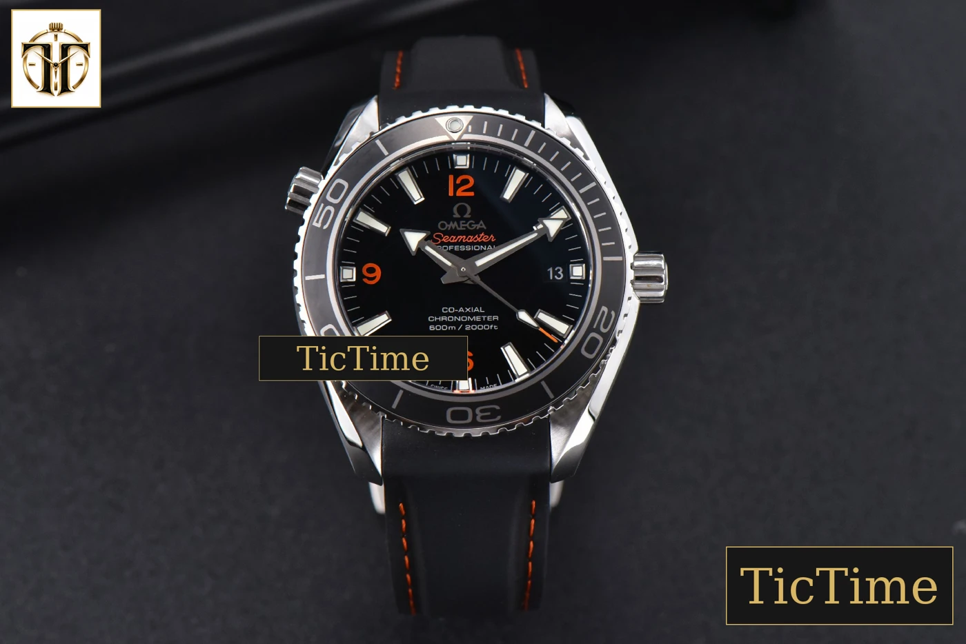 Vista frontal — Planet Ocean 600m 42mm VSF Black Dial Orange Marker Rubber Strap A8500
