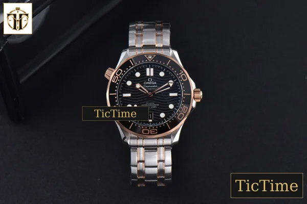 Foto frontal — Seamaster Diver 42mm VSF RG/SS 300M Black Dial RG/SS Bracelet VS8800