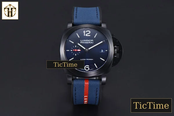 Foto frontal — DLC Quaranta BiTempo Luna Rossa PAM1408 40mm VSF Blue Dial Gummy Strap P900