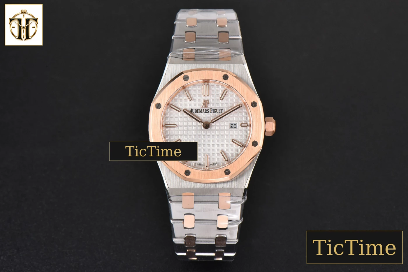 Vista frontal — Royal Oak Ladies 33mm 8F RG/SS White Dial RG/SS Bracelet Swiss Quartz