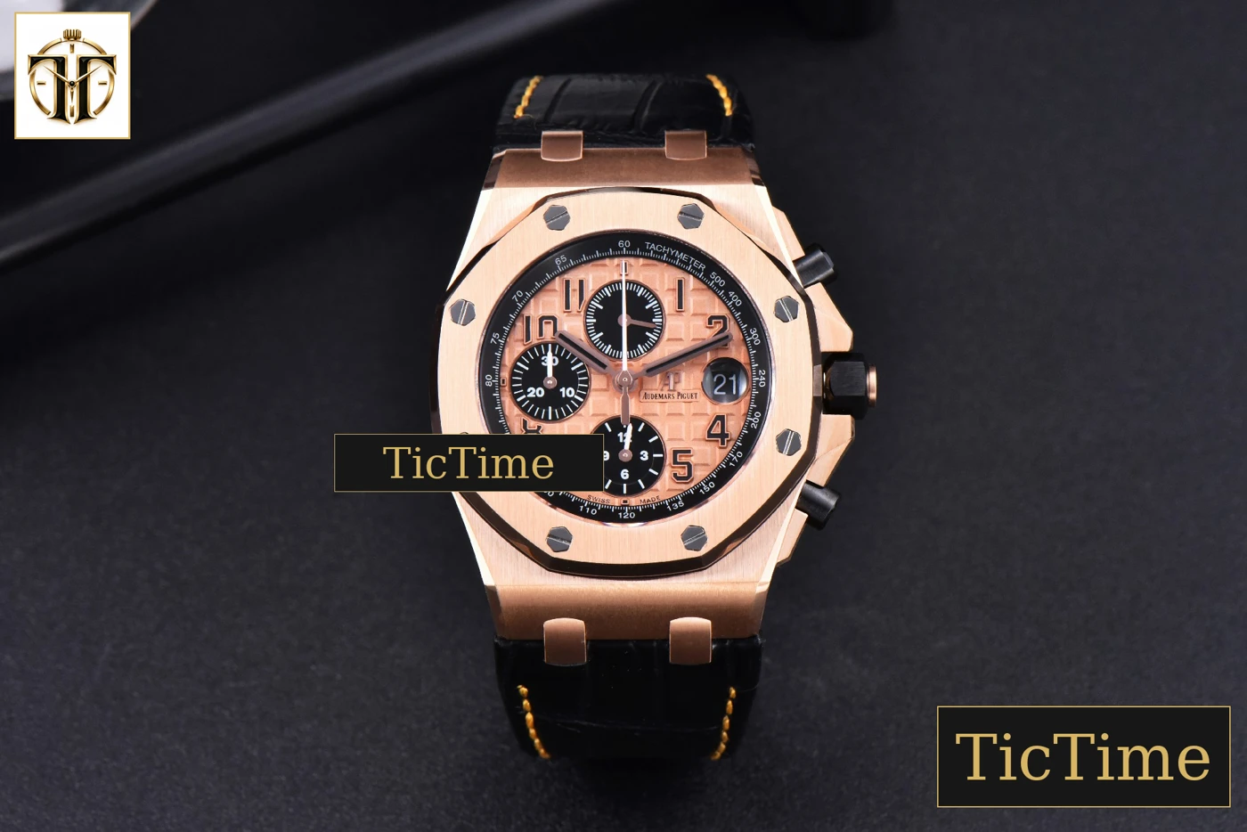 Vista frontal — Royal Oak Offshore 26470OR 44mm JF RG YG Dial Black Subdial Black Leather Strap A3126