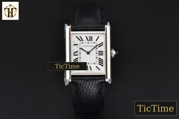 Foto frontal — Tank Must Large 33.7×25.5mm K11F White Dial Black Litchi Grained Strap Quartz
