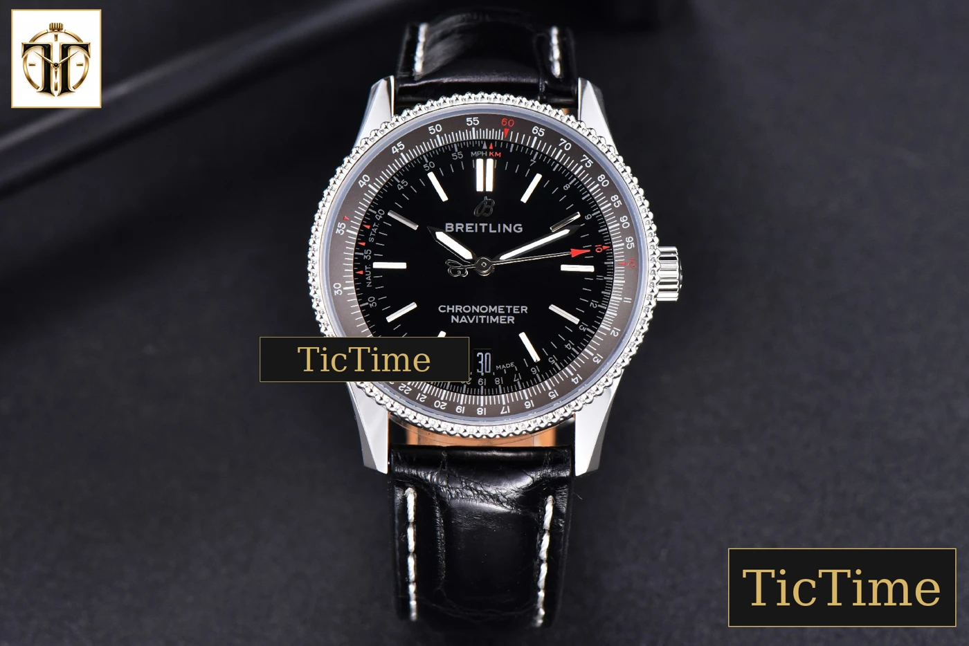 Vista frontal — Navitimer 38mm TF SS Black Dial Gray Bezel Black Leather Strap A2824