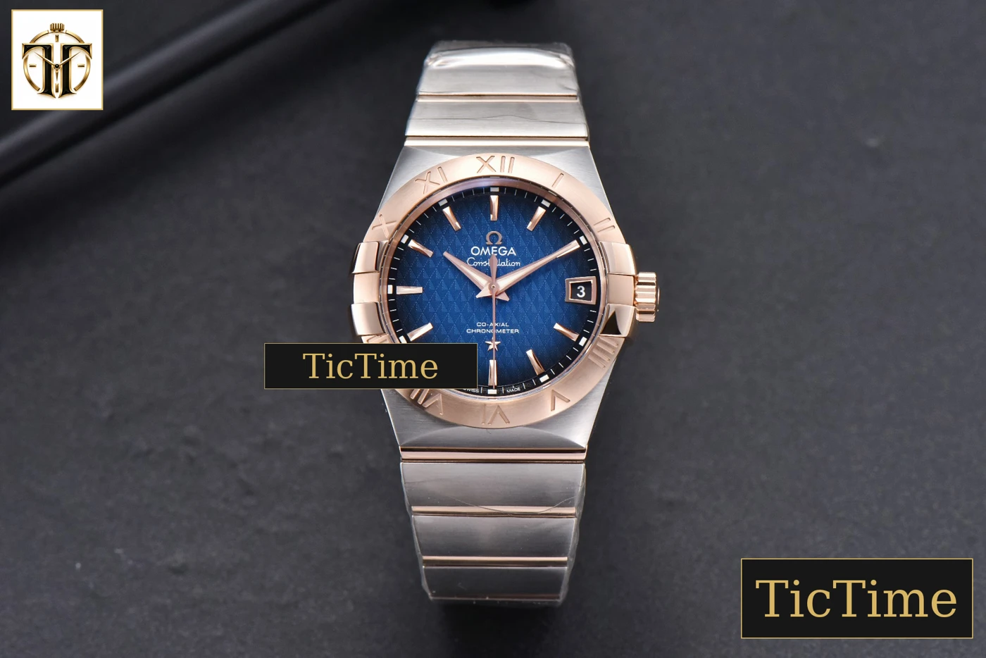 Vista frontal — Constellation 38mm VSF RG/SS Blue Textured Dial RG/SS Bracelet A8500