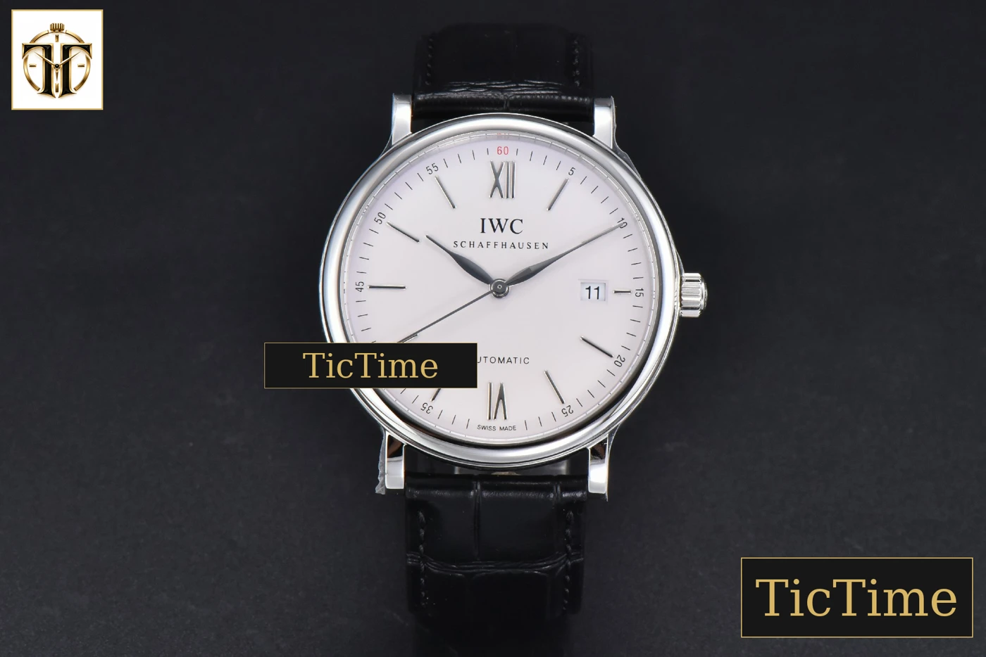 Vista frontal — Portofino 40mm V7F White Dial Red Index Black Leather Strap A2892