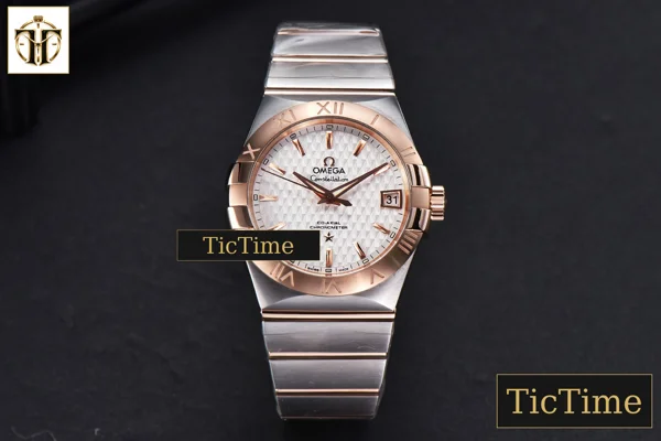 Foto frontal — Constellation 38mm VSF RG/SS White Textured Dial RG/SS Bracelet A8500