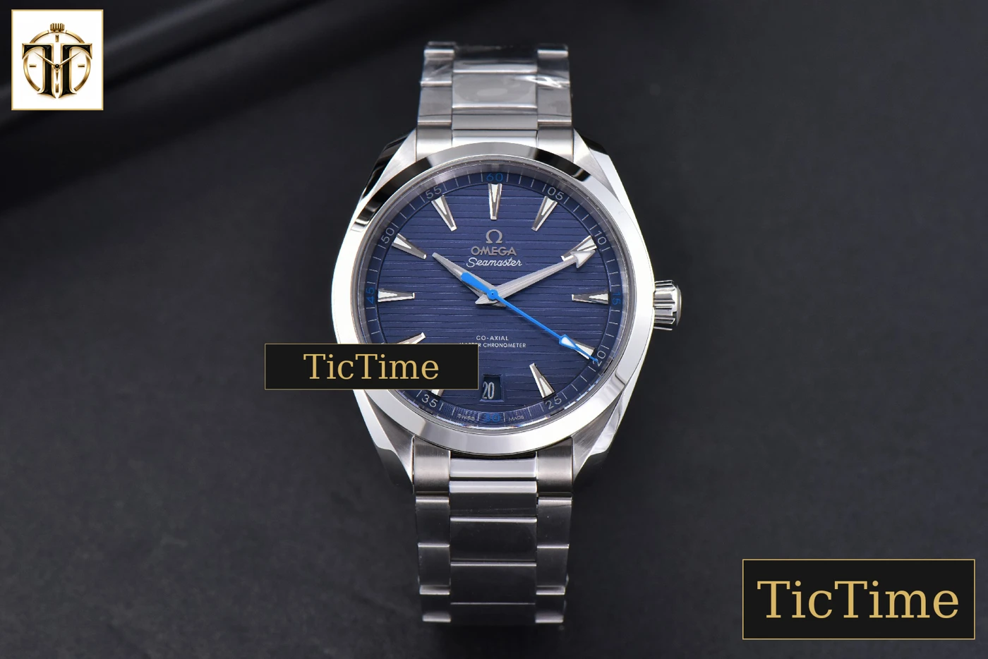 Vista frontal — Aqua Terra 150M Light 41mm VSF Blue Dial Blue Hand Silver Markers SS Bracelet A8900