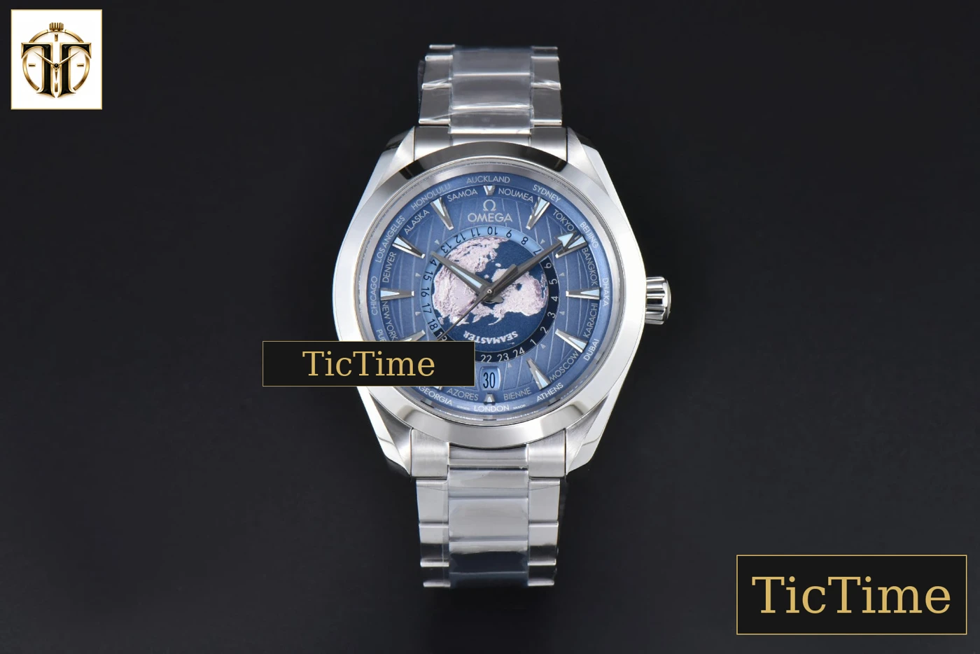 Vista frontal — Aqua Terra 150m GMT Worldtimer 43mm VSF Ice Blue Dial SS Bracelet A8938