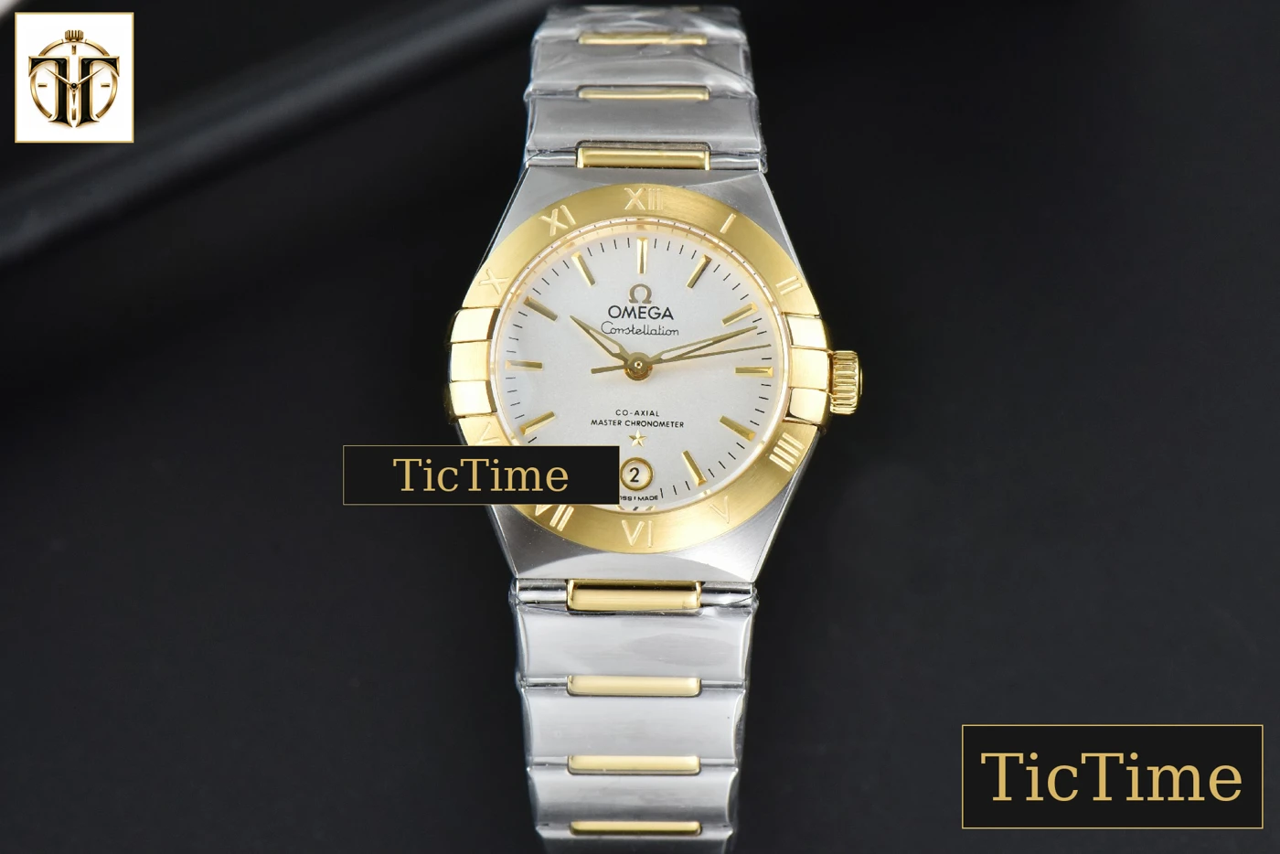 Vista frontal — Constellation 29mm TWSF YG White Dial YG/SS Bracelet A8700
