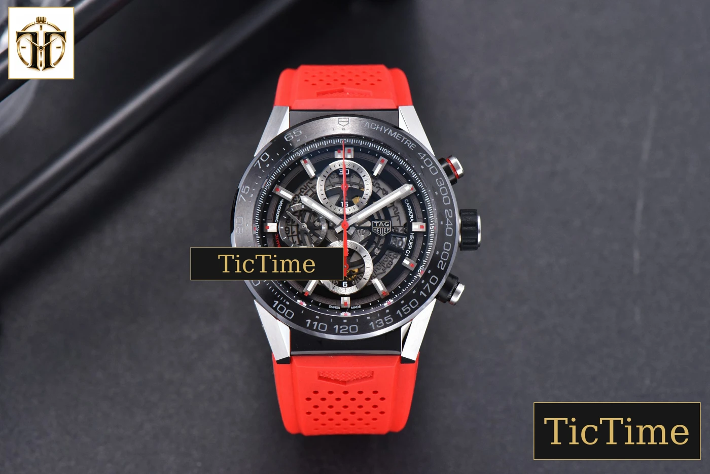 Vista frontal — Calibre Heuer 01 Chrono 45mm XF Skeleton Dial Red Hand Red Rubber Strap A1887