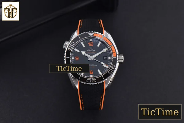Foto frontal — Planet Ocean 600m 43.5mm VSF Black Dial 1/4 Orange Bezel Rubber Strap A8900