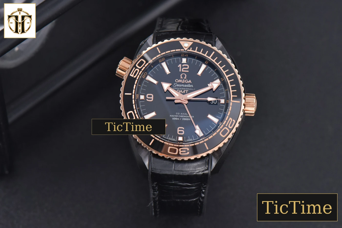 Vista frontal — Planet Ocean 600m Deep 45.5mm VSF Black Ceramic Black/RG Dial Black Leather Strap A8906