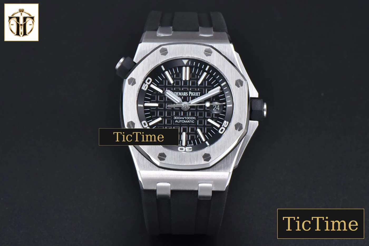 Vista frontal — Royal Oak Offshore Diver 15703 42mm ZF Black Dial Black Rubber Strap SA3120