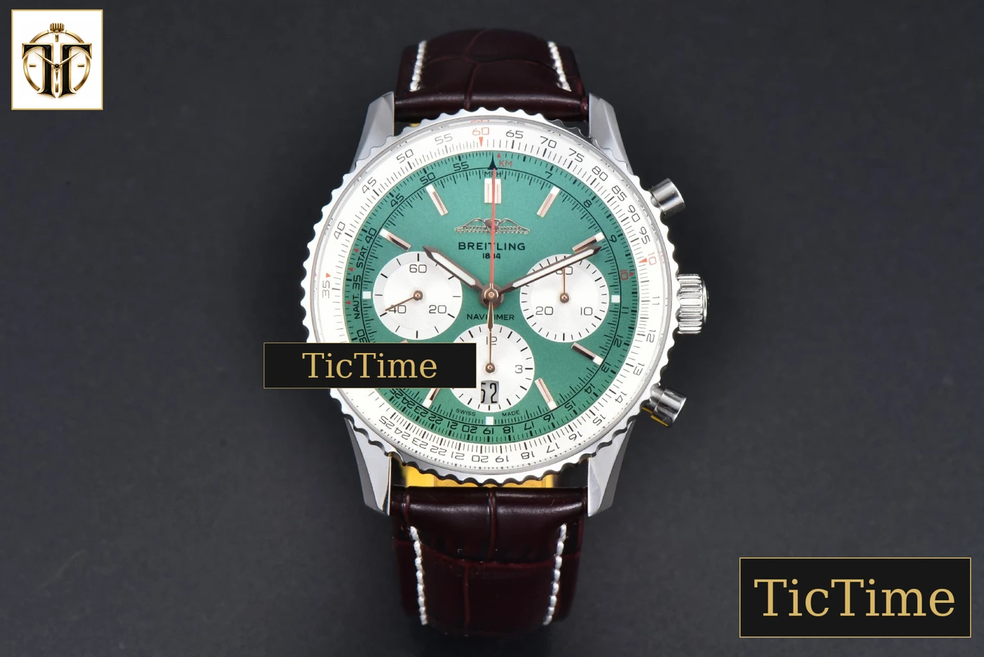Vista frontal — Navitimer B01 43mm BLSF Green Dial White Subdial Black Leather Strap A7750