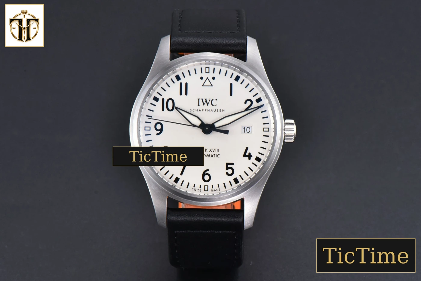 Vista frontal — Mark XVIII IWC327012 40mm V7F White Dial Black Leather Strap A2892