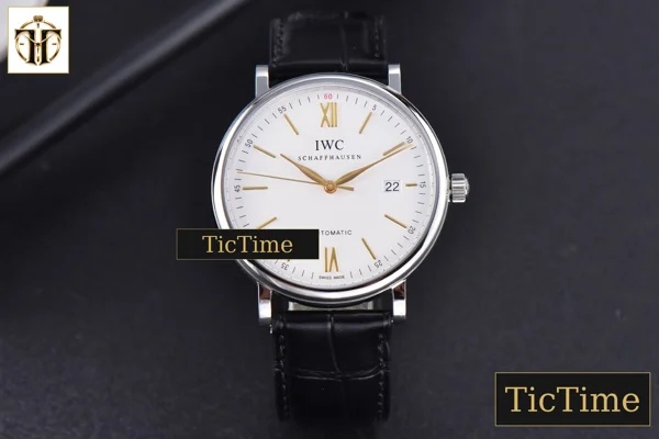 Foto frontal — Portofino ‘150 Years’ 40mm V7F White Dial YG Markers Black Leather Strap / A2892