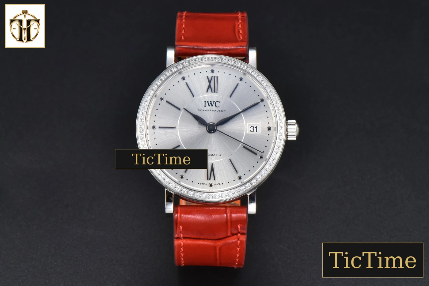 Vista frontal — Portofino 37mm V7F Diamond Silver Dial Silver Marker Red Leather Strap A2892