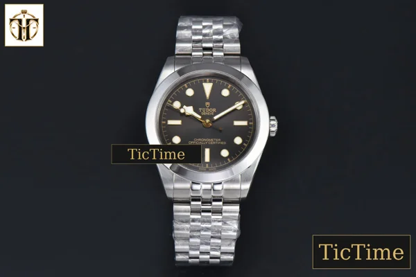 Foto frontal — Heritage Black Bay Anthracite 39mm KRF Black Dial SS Bracelet A2824