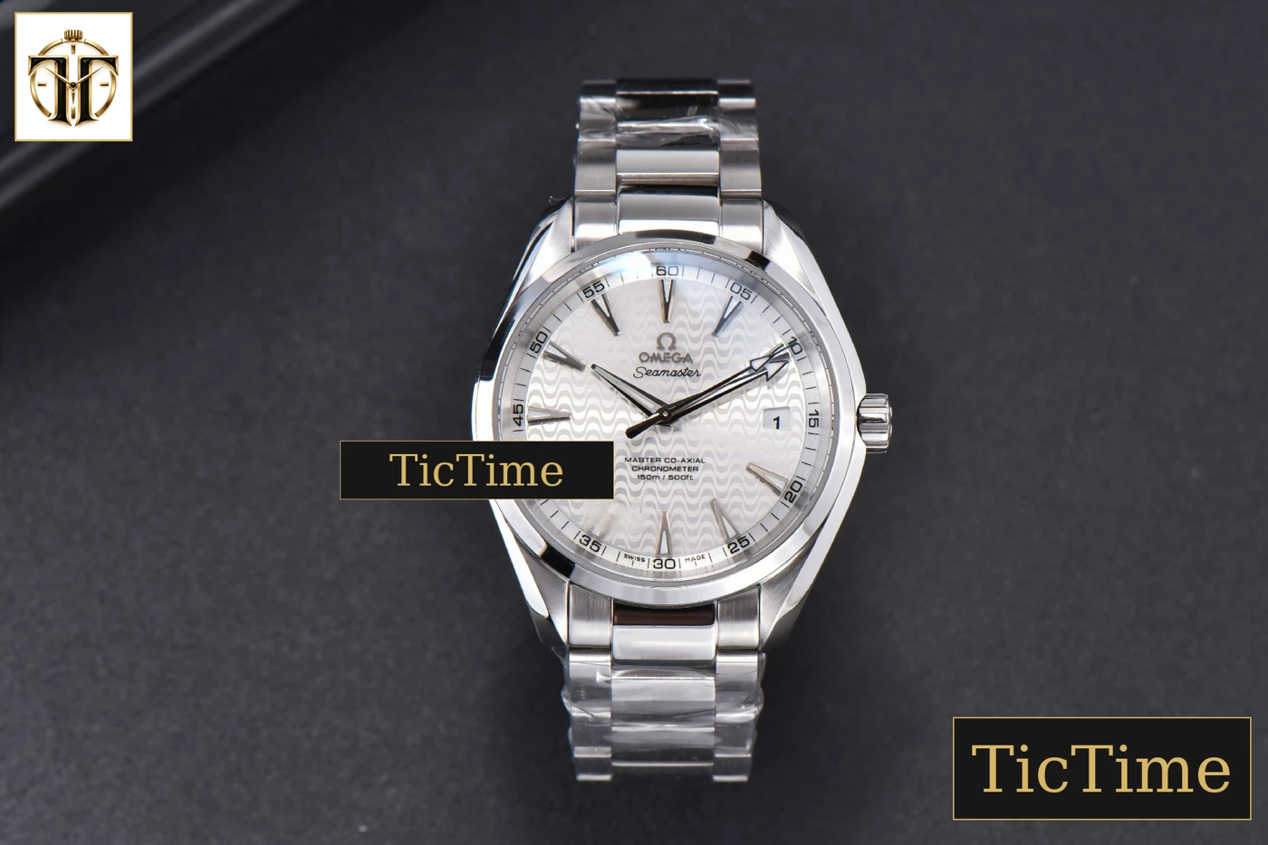 Vista frontal — Aqua Terra 150M 41mm VSF White Wave Dial Silver Markers SS Bracelet A8500