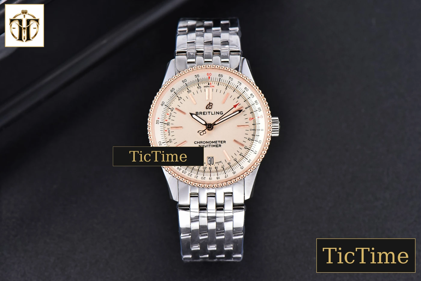 Vista frontal — Navitimer 38mm TF RG White Dial White Bezel SS Bracelet A2824