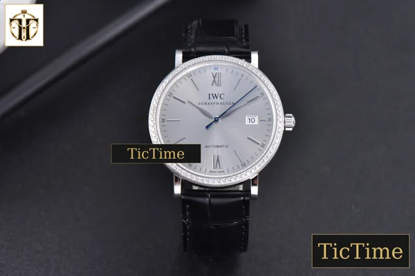 Foto frontal — Portofino ‘150 Years’ 40mm V7F Diamond Silver Dial Black Leather Strap / A2892