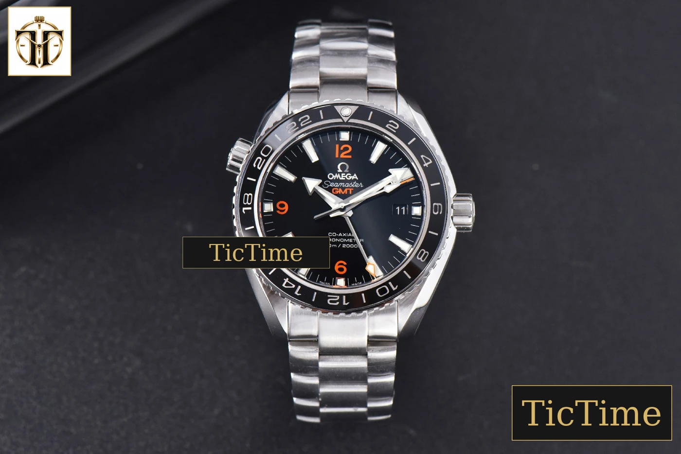Vista frontal — Planet Ocean 600m GMT 43.5mm VSF Black Dial Orange Marker SS Bracelet A8906