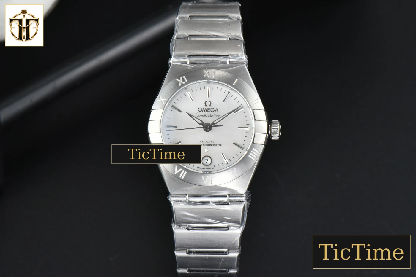 Vista frontal — Constellation 29mm TWSF White Dial Stick Marker SS Bracelet A8700