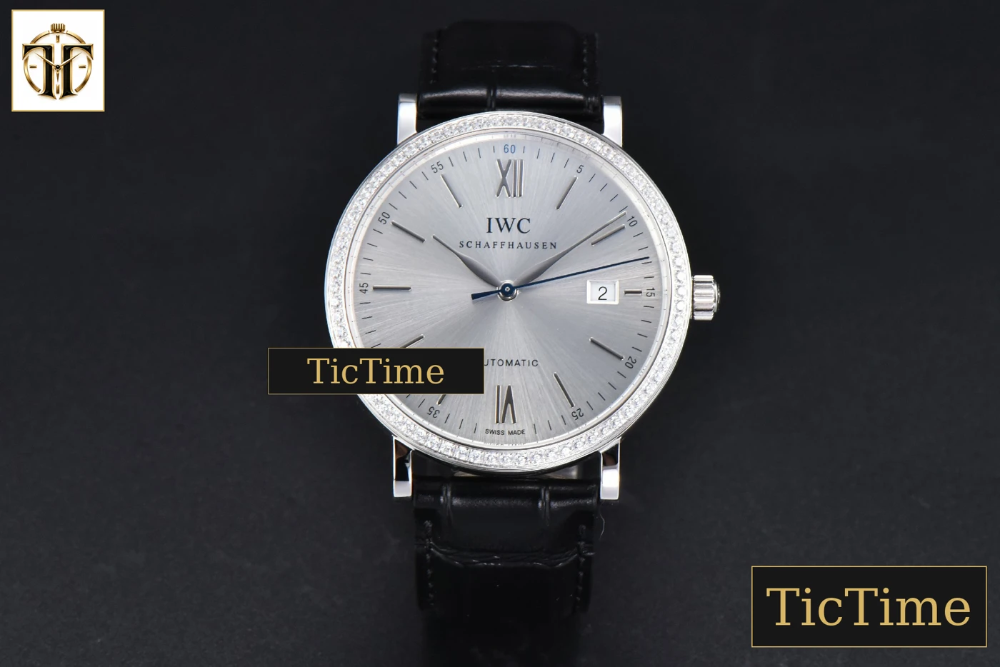 Vista frontal — Portofino 40mm V7F Diamond Silver Dial Black Leather Strap A2892