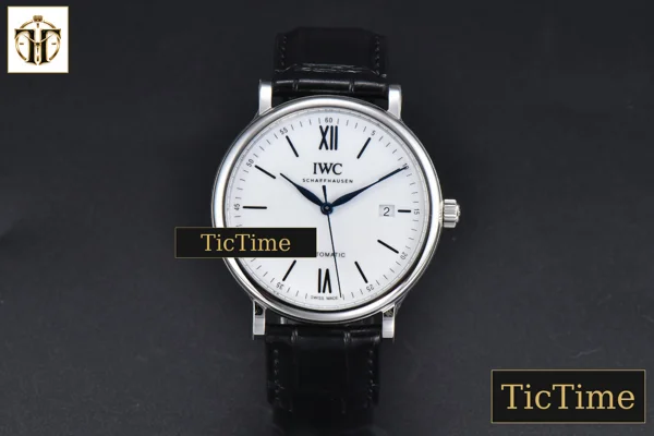 Foto frontal — Portofino 40mm V7F White Dial Blue Hands Black Leather Strap A2892