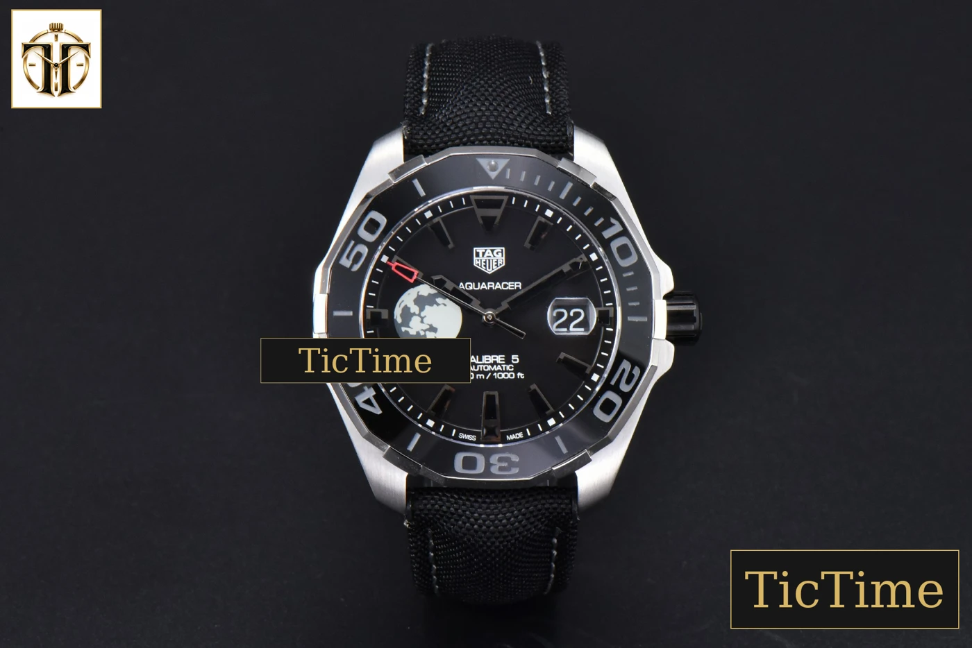 Vista frontal — Aquaracer Calibre 5 43mm OF Black Moon Dial Black Nylon Strap SW200
