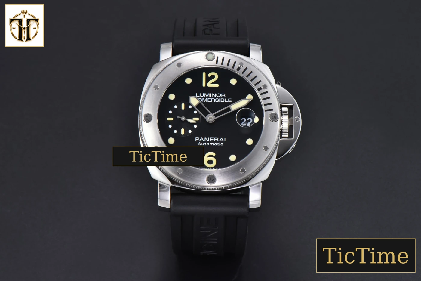 Vista frontal — Luminor Submersible PAM1024 44mm VSF Black Dial Rubber Strap