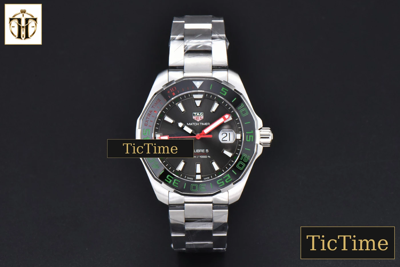 Vista frontal — Aquaracer Calibre 5 GMT 43mm OF Green/Red Bezel Black Dial SS Bracelet Swiss SW200