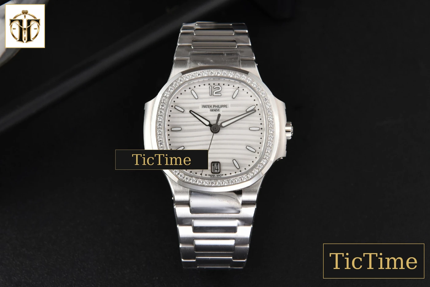 Vista frontal — Nautilus Ladies 7118 35mm 3KF Diamond White Dial SS Bracelet 324CS