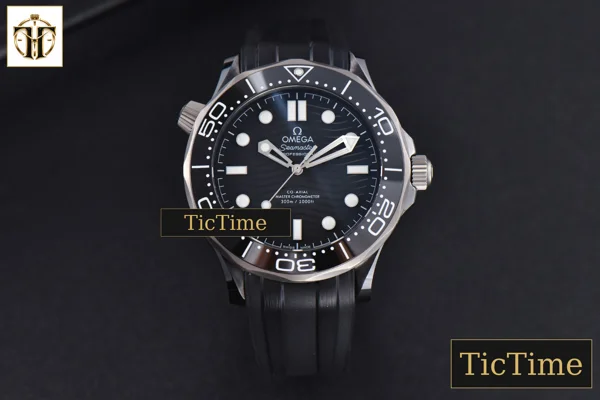 Foto frontal — Seamaster Diver 43.5mm VSF Ceramic 300M Black Dial Rubber Strap A8806
