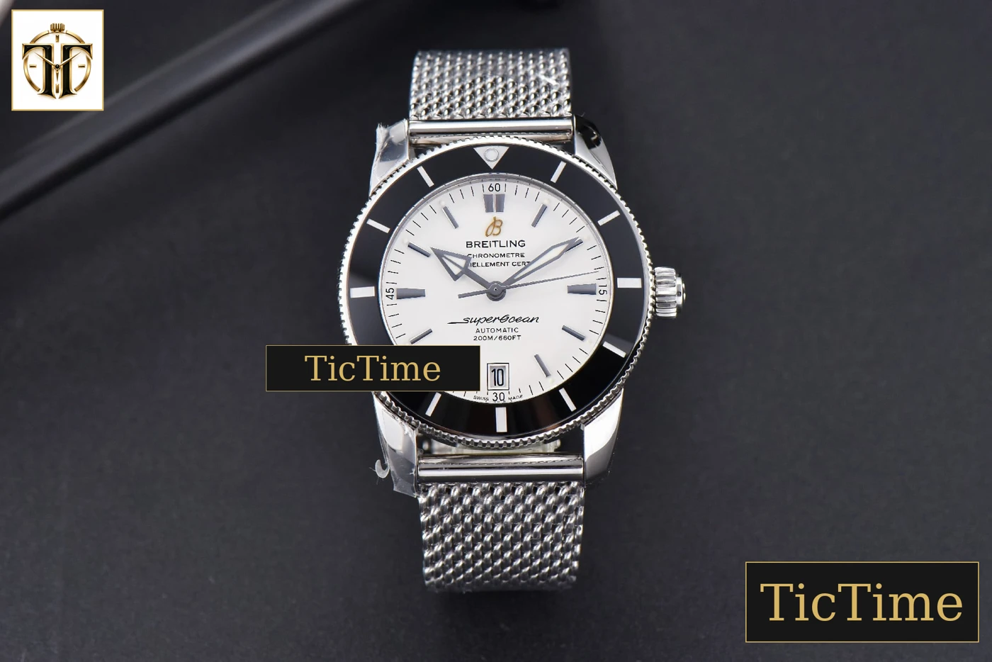 Vista frontal — SuperOcean Heritage II 42mm GF White Dial Black Bezel SS bracelet A2824