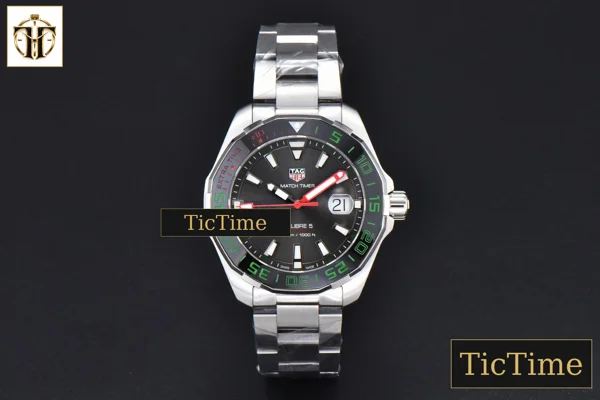 Foto frontal — Aquaracer Calibre 5 GMT 43mm OF Green/Red Bezel Black Dial SS Bracelet Swiss SW200
