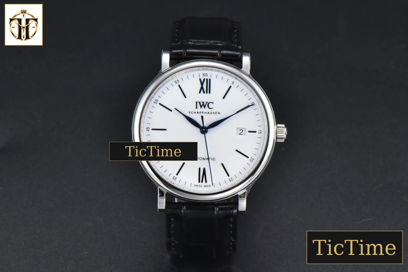 Vista frontal — Portofino 40mm V7F White Dial Blue Hands Black Leather Strap A2892