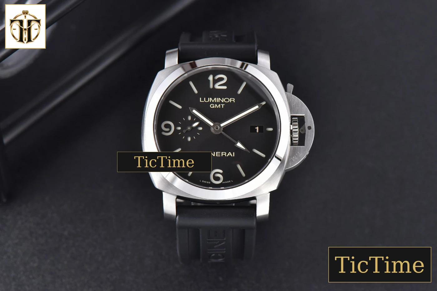 Vista frontal — Luminor Marina GMT PAM320 44mm VSF Black Dial Rubber Strap P9001