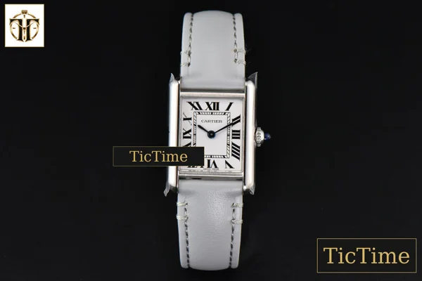 Foto frontal — Tank Must Small 29.5×22mm K11F White Dial Gray Smooth Calf Strap Quartz