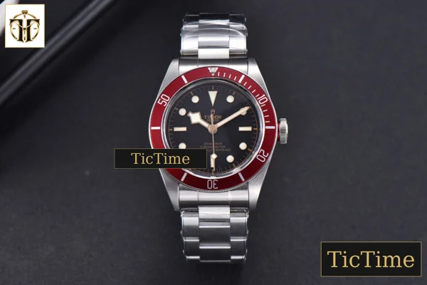 Foto frontal — Heritage Black Bay Shield 2016 41mm ZF Red SS Bracelet A2824