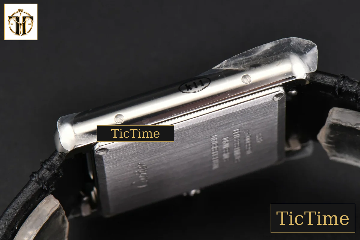 Tank Must Large 33.7×25.5mm K11F White Dial Smooth Black Strap Quartz — foto 12