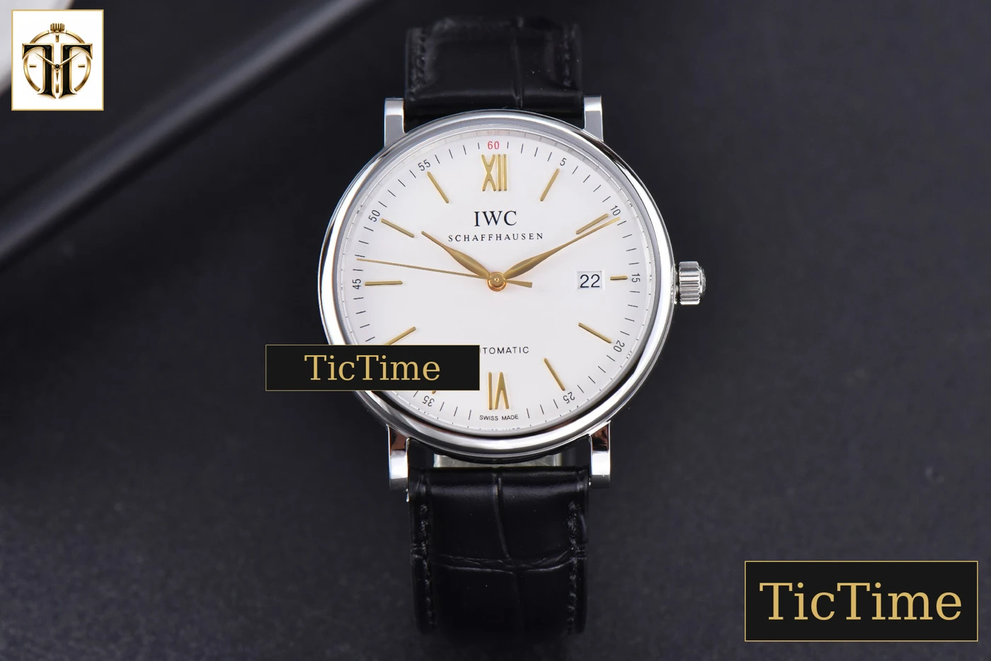 Vista frontal — Portofino ‘150 Years’ 40mm V7F White Dial YG Markers Black Leather Strap / A2892