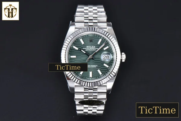 Foto frontal — DateJust 126334 41mm Clean Factory Green Motif Dial Jubilee Bracelet VR3235