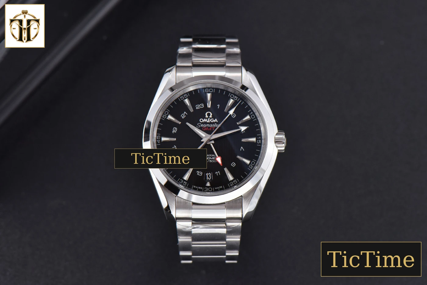 Vista frontal — Aqua Terra 150M GMT VSF Black Textured Dial SS Bracelet A8605