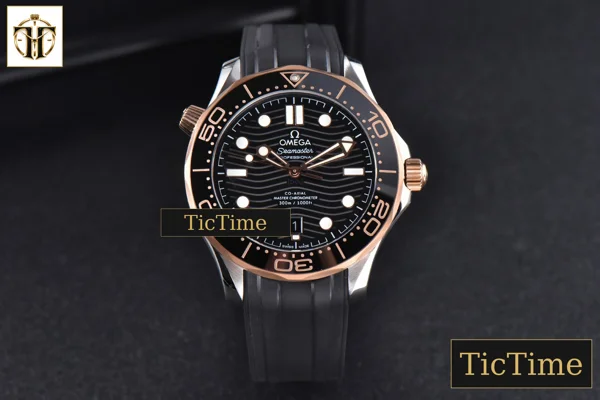 Foto frontal — Seamaster Diver 42mm VSF RG/SS 300M Black Dial Rubber Strap A8800