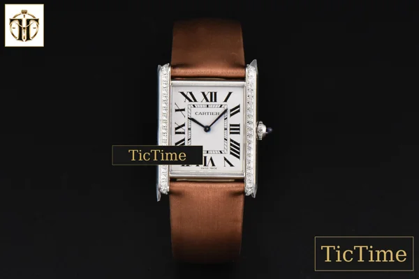 Foto frontal — Tank Must Large 33.7×25.5mm K11F Diamond White Dial Brown Smooth Calf Strap Quartz